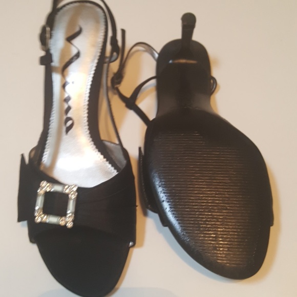 Nina strapback mid heels with decorative buckle - Picture 3 of 4